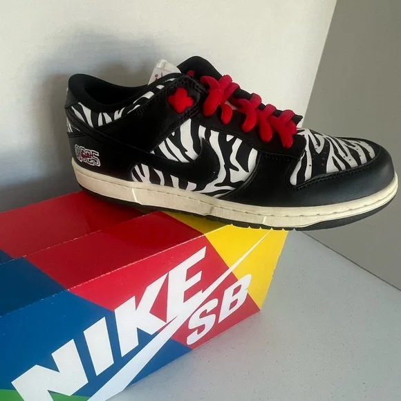 Nike Sb Dunk low og qs Quartersnacks size 8.5 Zebra print new in box.
